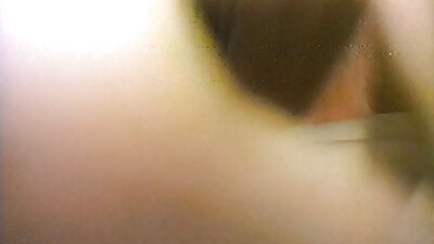 Seksi djevojka uzima neki kurac u svoje vruće okruglo dupe jako duboko