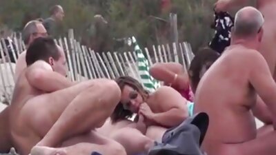 Ruskinja sa čvrstim bradavicama masturbira svojim vibratorom