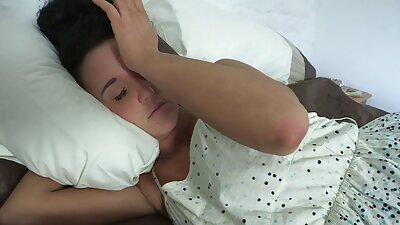 Seksi medicinska sestra kleči da popuši pacijentu